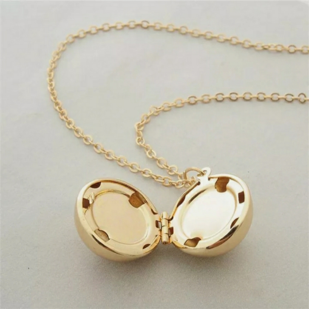 Secret Message Locket (Goldtone) - Picture 3 of 6
